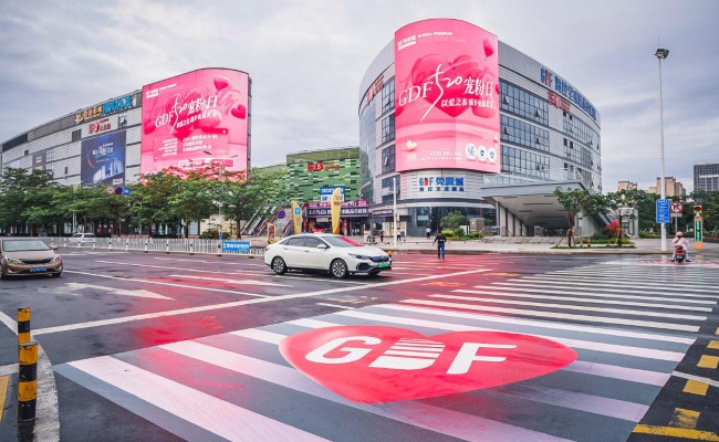 海口瓊山日月廣場GDF免稅城LED雙屏廣告，?？贚ED大屏廣告價格收費