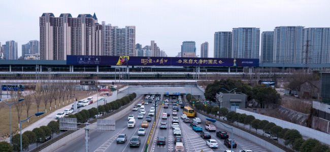 西安東二環(huán)金花隧道鐵路圍擋大牌廣告，西安最大戶外大牌廣告價格