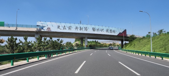 青島機(jī)場高速跨線橋圍擋廣告牌，青島膠東機(jī)場高速大牌廣告價(jià)格