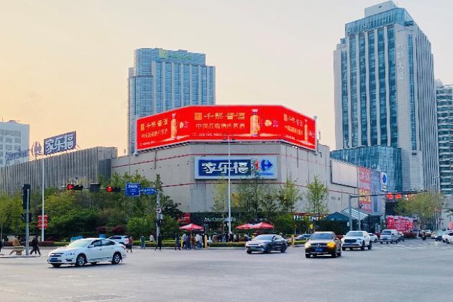 青島香港中路家樂福樓頂LED高雄路外墻大屏廣告，青島大屏廣告價格