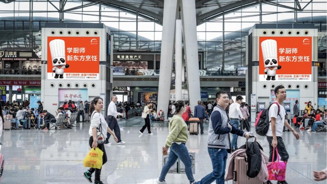 廣州南站三層候車座椅區(qū)上方燈箱廣告，廣州南高鐵站廣告牌價格