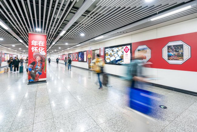 長沙地鐵火車南站站通道墻貼廣告投放，長沙地鐵廣告價格