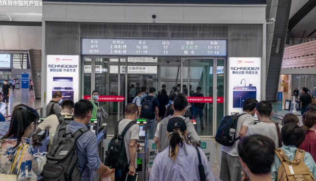 北京南高鐵站檢票口玻璃門貼墻貼廣告投放，北京南站廣告價格