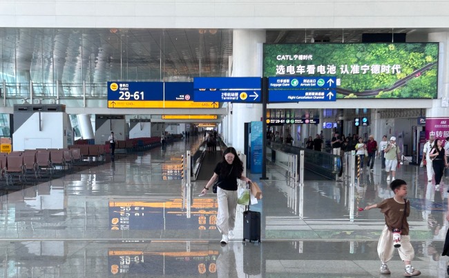 武漢天河機(jī)場連廊上方燈箱廣告投放，武漢機(jī)場大屏廣告價格