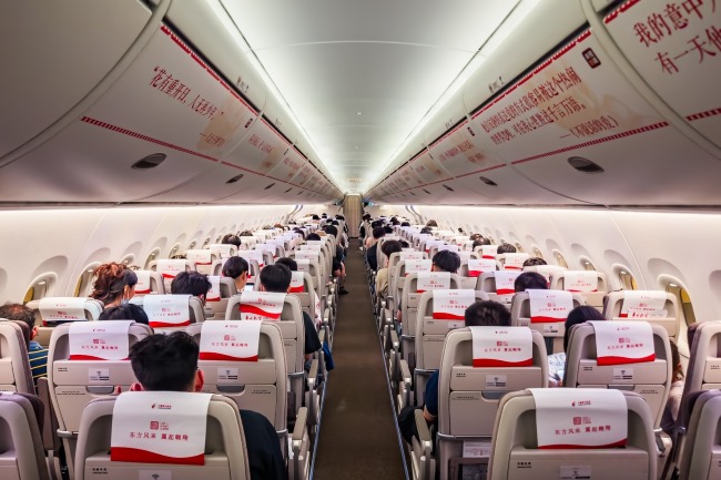 東方航空機(jī)艙頭枕巾廣告投放，東航飛機(jī)客艙機(jī)載廣告價(jià)格
