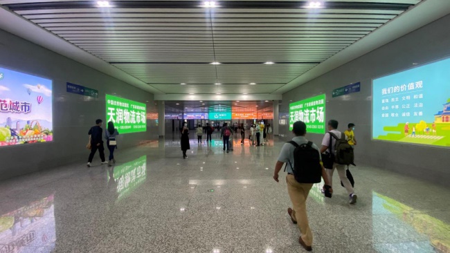江門站高鐵出站口廣告投放，江門火車站出站通道墻面廣告價格